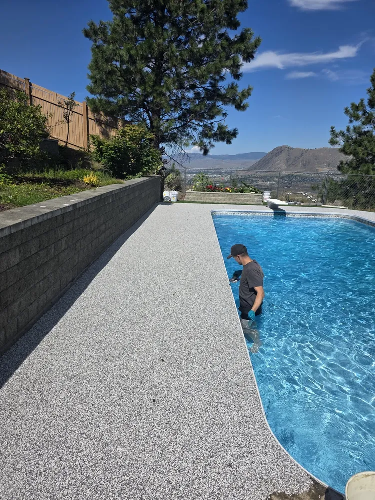 Light-blend rubber pool deck with mountain view