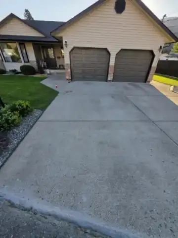 Cracked concrete driveway in Kamloops before rubber paving